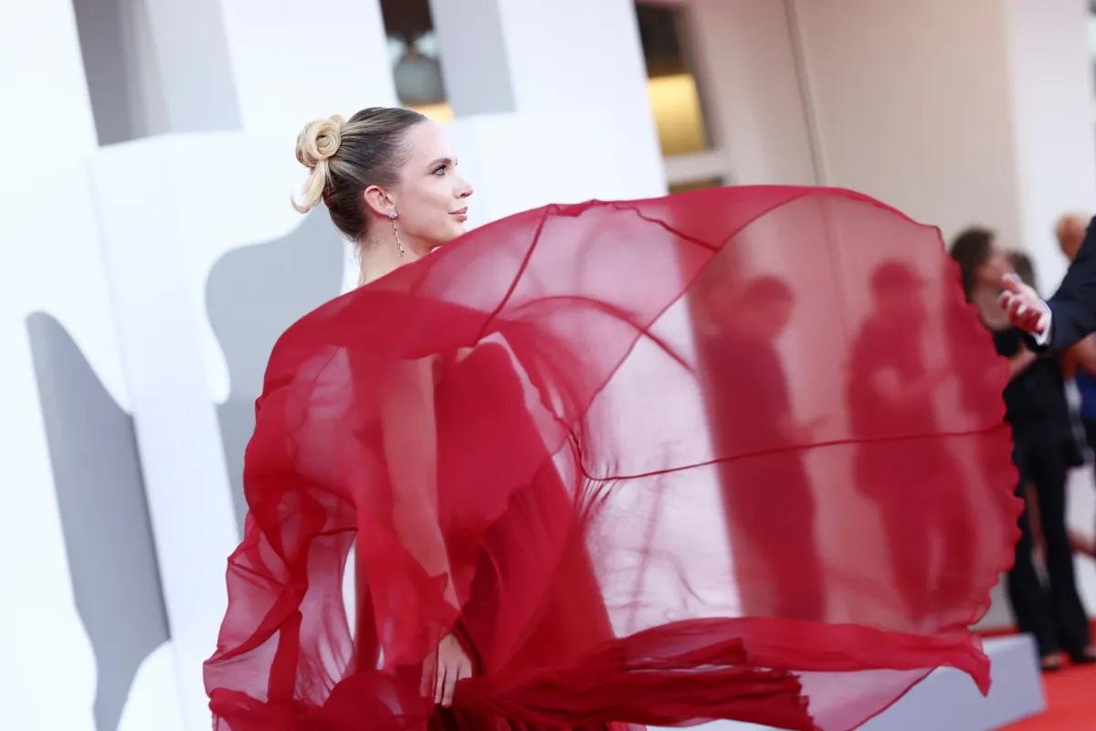  كيت أليكسييفا kate alexeeva في مهرجان فينيسيا السينمائي 2025 ( مصدر الصورة:  Aldara Zarraoa/Getty Images)