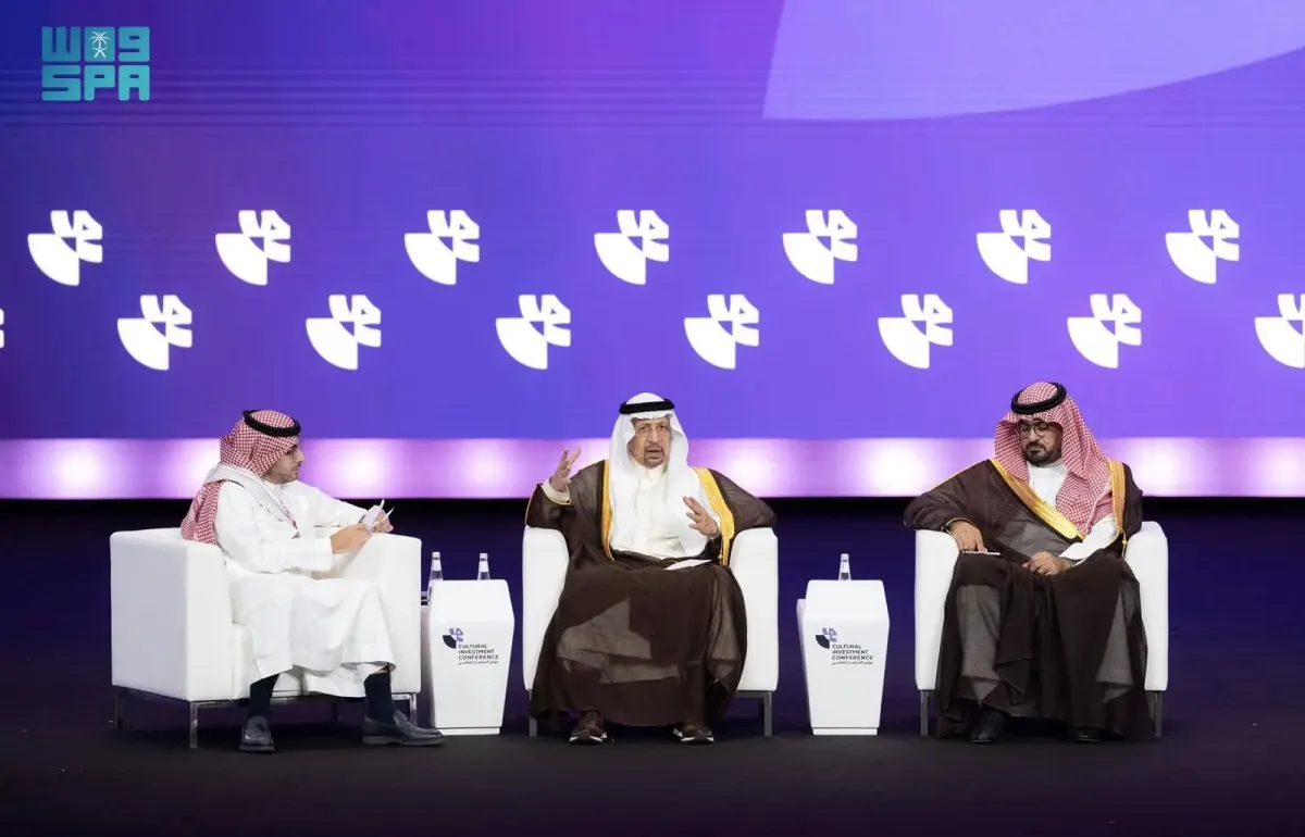  وزير الاستثمار المهندس خالد الفالح، ووزير الاقتصاد والتخطيط فيصل الإبراهيم خلال الجلسة الأولى من مؤتمر الاستثمار الثقافي بالرياض - الصورة من وكالة الأنباء السعودية "واس"