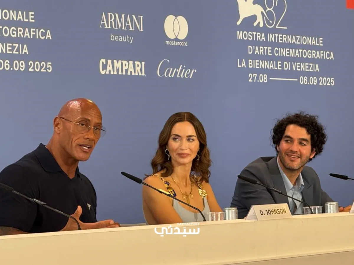 دواين جونسون وإميلي بلانت والمخرج بيني سافدي من المؤتمر الصحفي – صورة خاصة لسيدتي تصوير معتز الشافعي