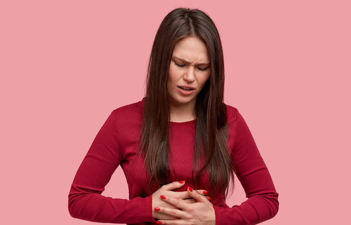 امرأة تعاني من ألم في المعدة