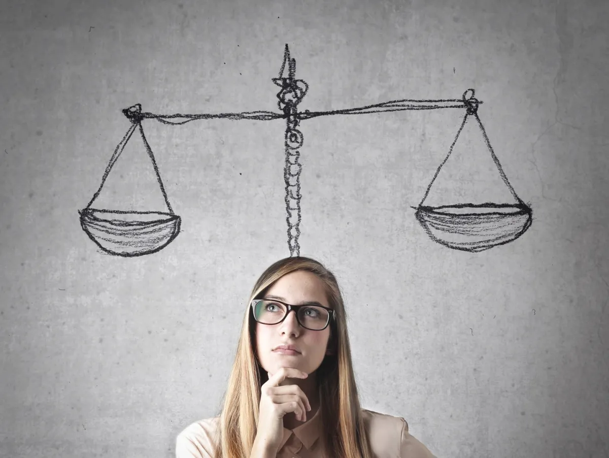 امرأة تتساءل عن الأبراج التي يتوافق معها رجل الميزان 