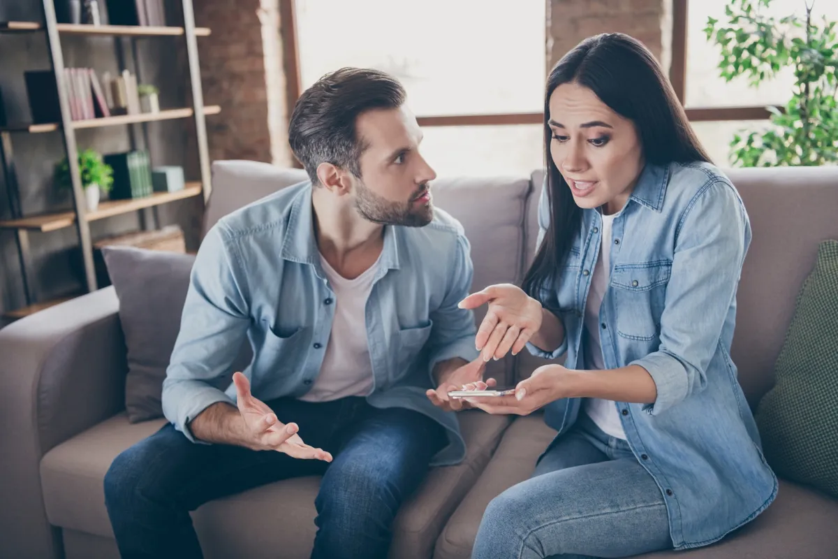 زوج يتهم زوجته وهي تحاول ان تبرر له 