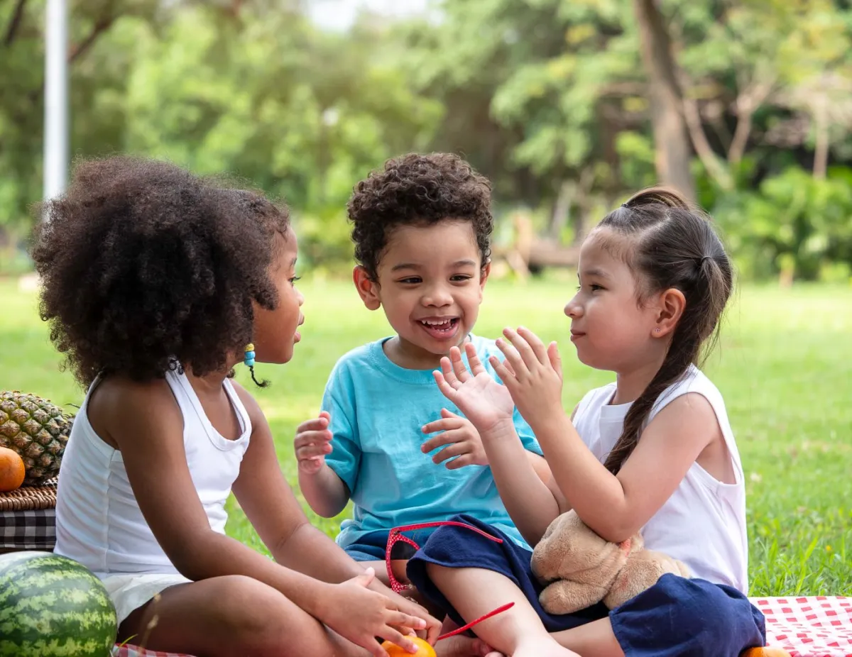 أطفال يطرحون الأسئلة على بعضهم