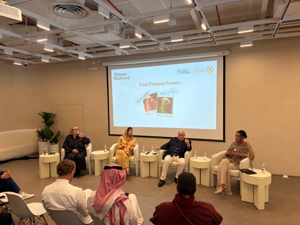 جلسة حوارية ضمن أسبوع الأزياء جمعت فنون التراث وعلامة فيفيان وستوود