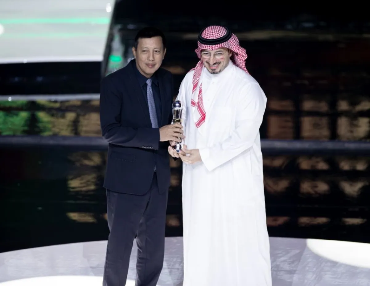 رئيس الاتحاد السعودي لكرة القدم ياسر المسحل وهو يتسلم جائزة أفضل اتحاد وطني في قارة آسيا خلال الحفل 