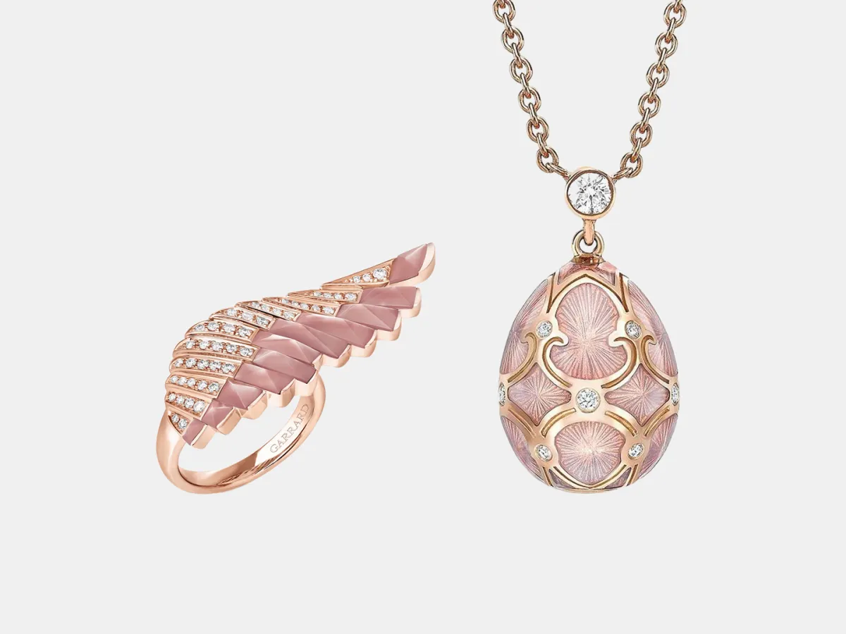 مجوهرات باللون الوردي تحمل رسائل دعم لمحاربات السرطان 