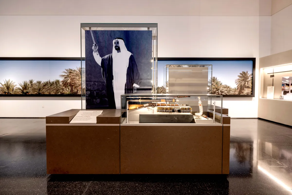 أحد مقتنيات المتحف الأثرية، معروضة بعناية لتسرد فصولاً من تاريخ المنطقة الغني، وتجسد رؤية الشيخ زايد في الحفاظ على هذا الإرث.
