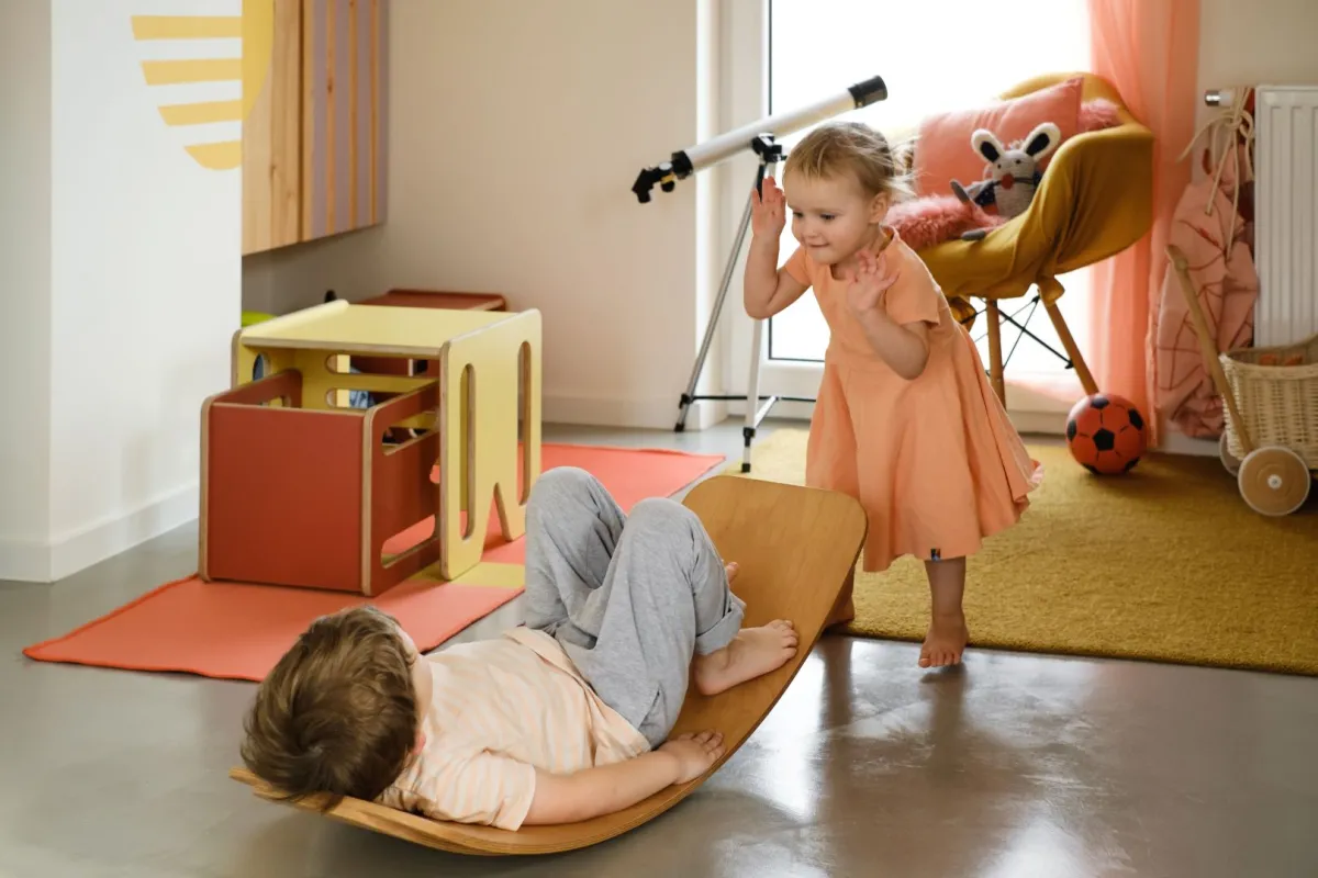 صورة طفلين يلعبان في غرفتهما