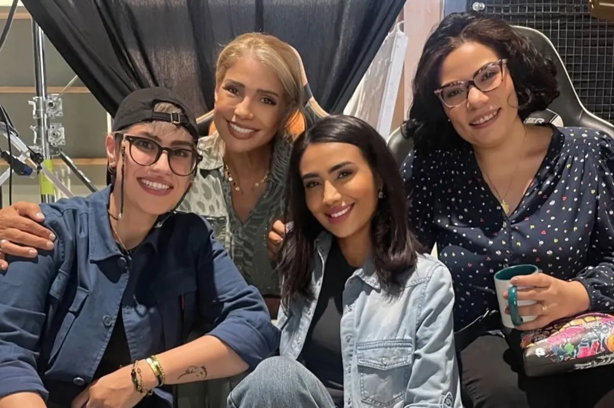 سوسن بدر ولبني عبد العزيز برفقة فريق عمل مسلسلهما الرمضاني - الصورة من صفحة الفنانة سوسن بدر على إنستغرام