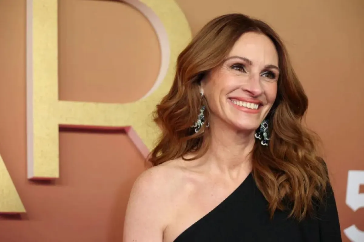 جوليا روبرتس في قاعة أولمبيا في باريس (Julia Roberts at the Olympia venue in Paris). مصدر الصورة: Thomas SAMSON / AFP
