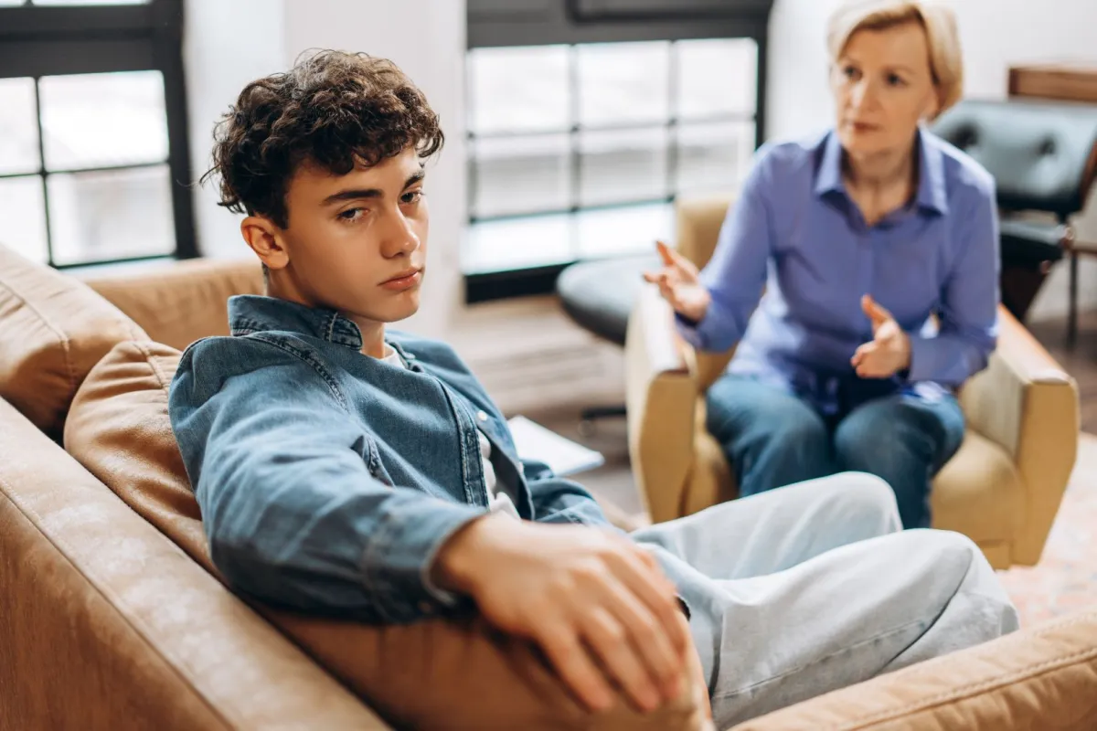 صورة أم تجادل ابنها المراهق