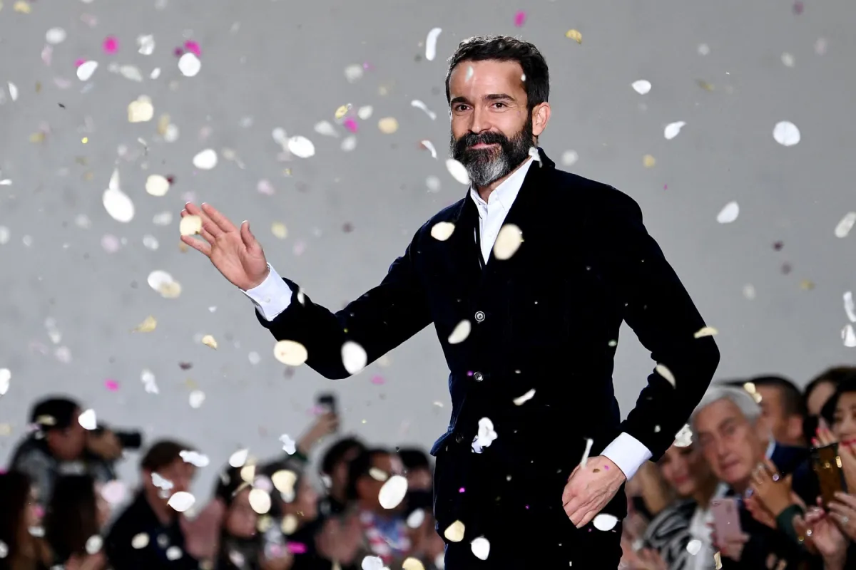 المصمم لدى سكياباريللي Schiaparelli  دانيال روزبيري Daniel Roseberry - (مصدر الصورة  Anne-Christine POUJOULAT / AFP)