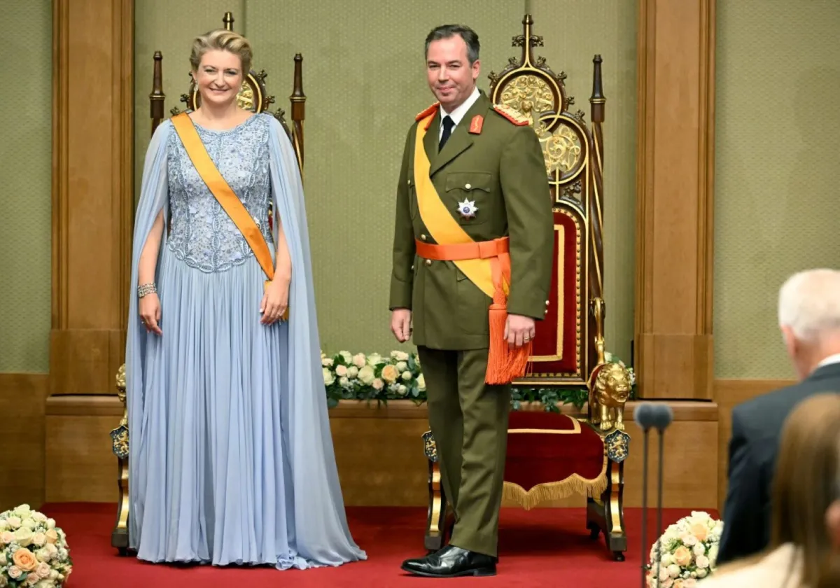 الدوق الأكبر غيوم والدوقة الكبرى ستيفاني في مجلس النواب في مدينة لوكسمبورغ (Grand Duke Guillaume and Grand Duchess Stephanie at the Chamber of Deputies in Luxembourg city). مصدر الصورة: NICOLAS TUCAT / AFP