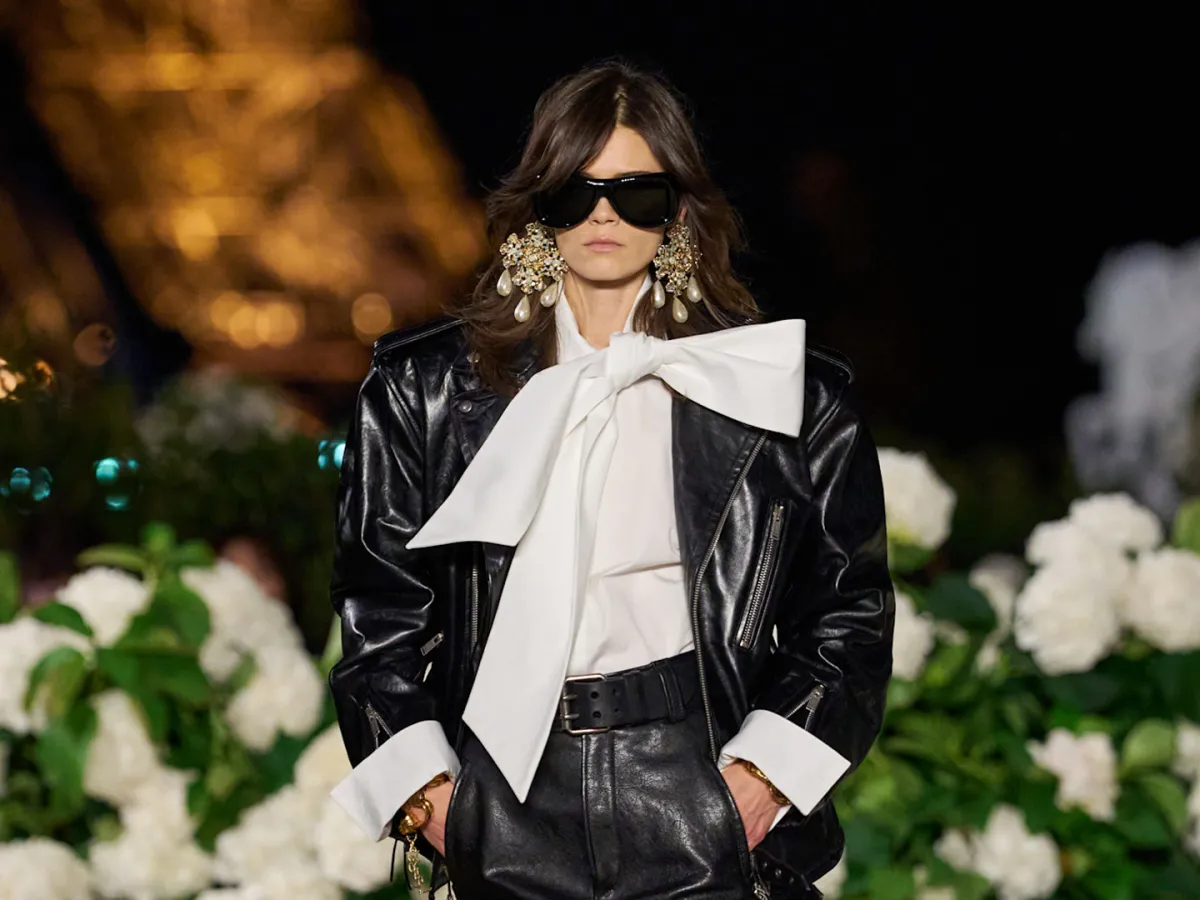 إطلالة من سان لوران Saint Laurent -الصورة من Launchmetrics/Spotlight ©