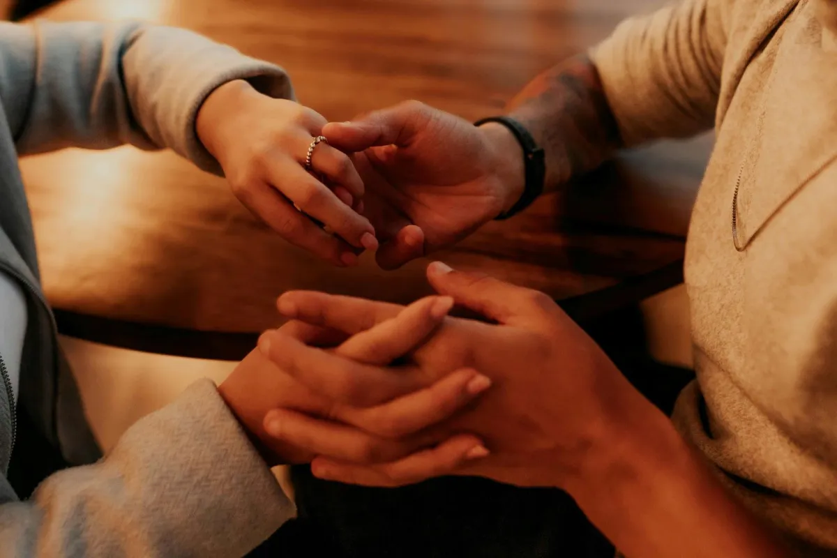 زوج يمسك بيد زوجته بمحبة 