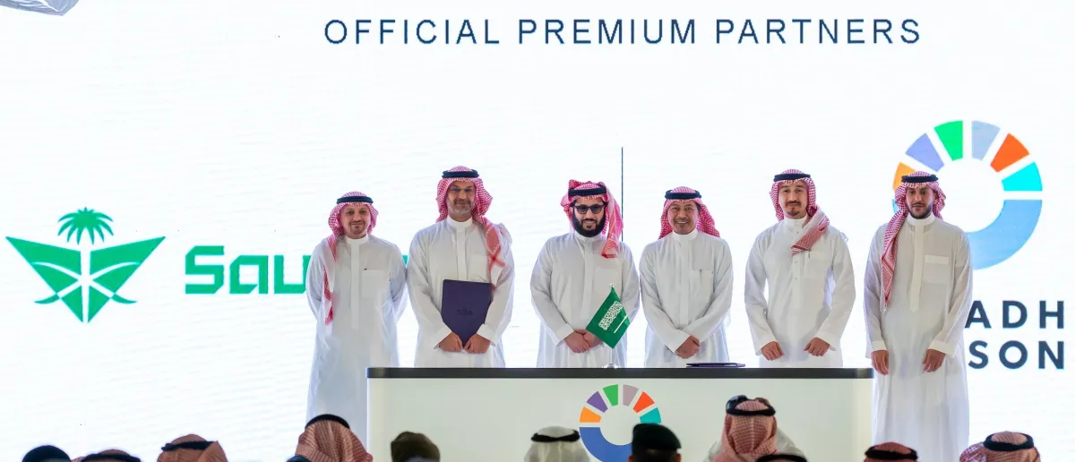 خلال توقيع الاتفاقية بين الخطوط السعودية والهيئة العامة للترفيه. مصدر الصورة الحساب الرسمي لـ Saudia Group على منصة x