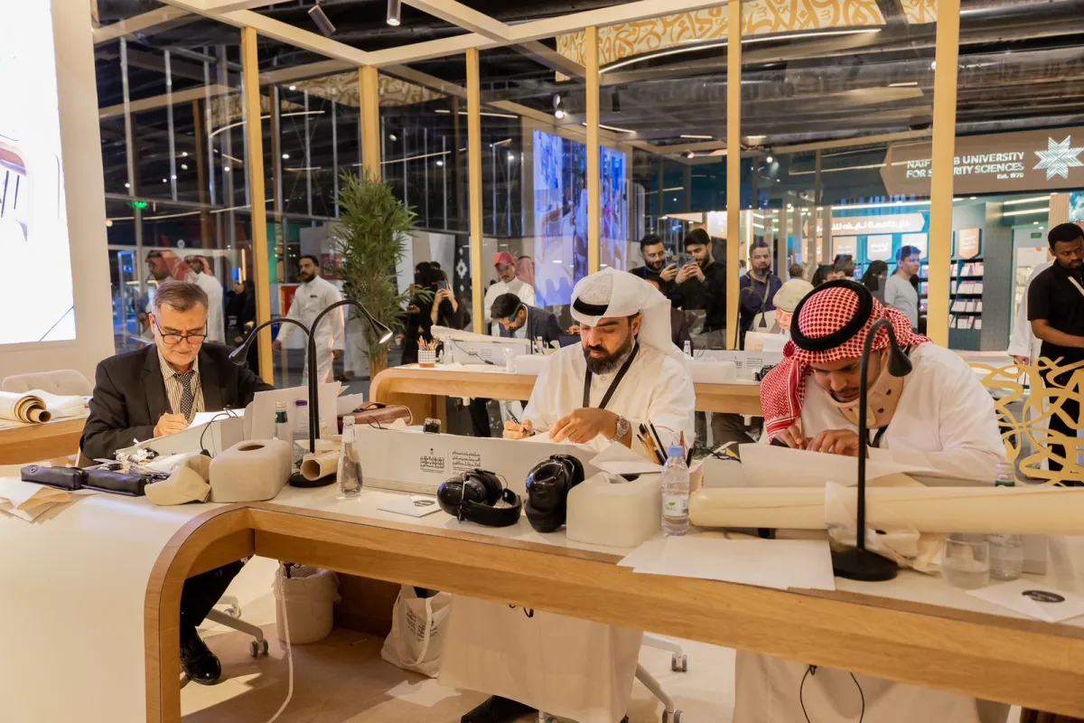  التَّصفيات النَّهائيَّة للنّسخة الثَّانية من مسابقة مبادرة مركز الأمير محمد بن سلمان العالمي للخط العربي. الصورة من المركز الإعلامي لمعرض الرياض الدولي للكتاب