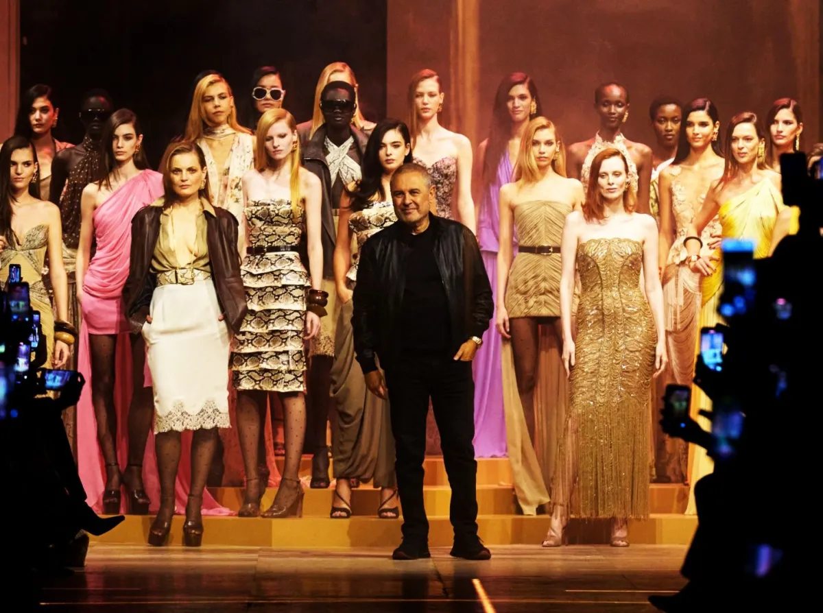 إيلي صعب في ختام عرضه- الصورة من Launchmetrics/Spotlight ©