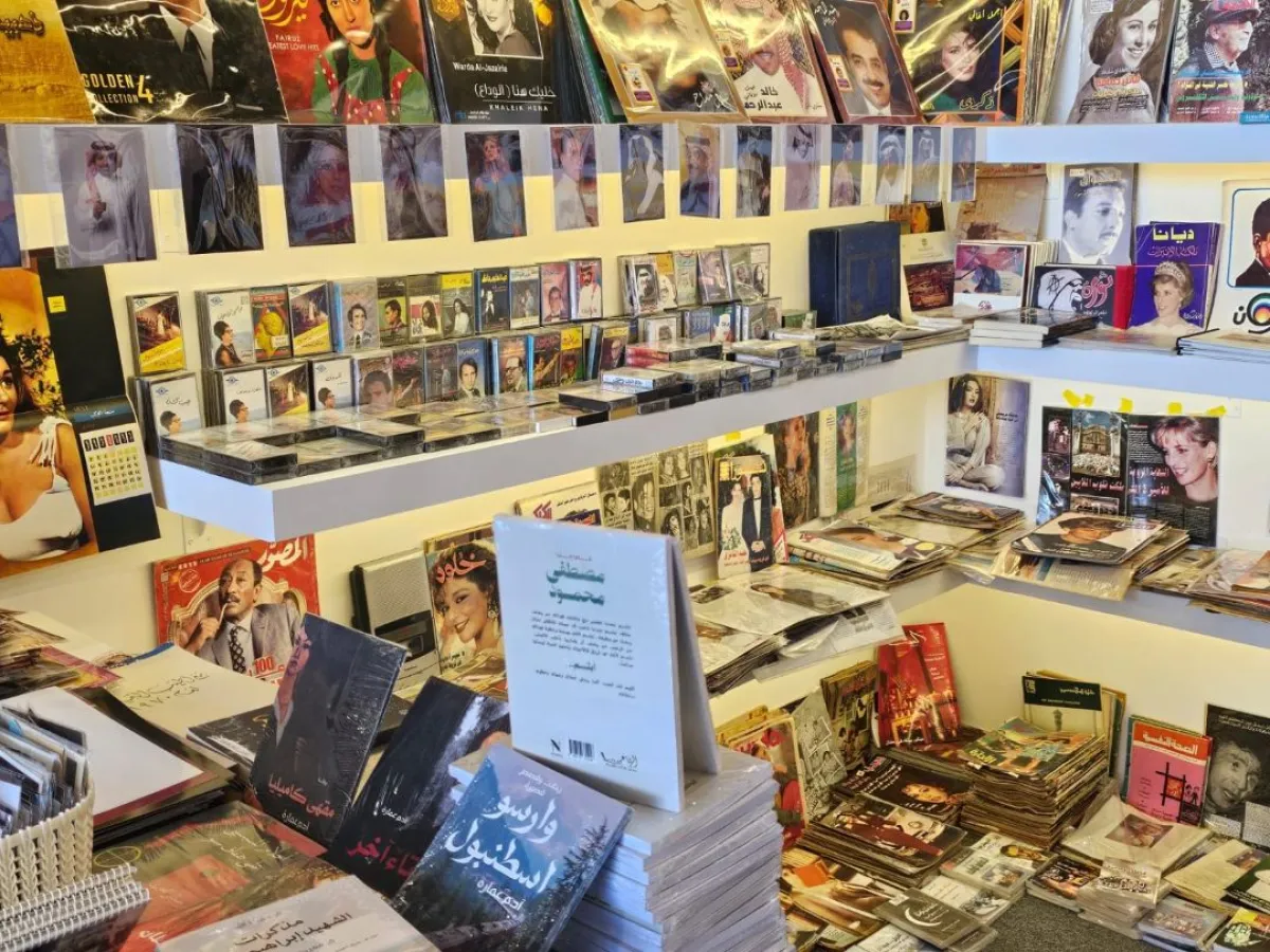 الزُّوَّار يقفون أمام هذا الرُّكن كما لو أنَّهم أمام صندوق ذكريات، يلتقط بعضُهم الصُّور