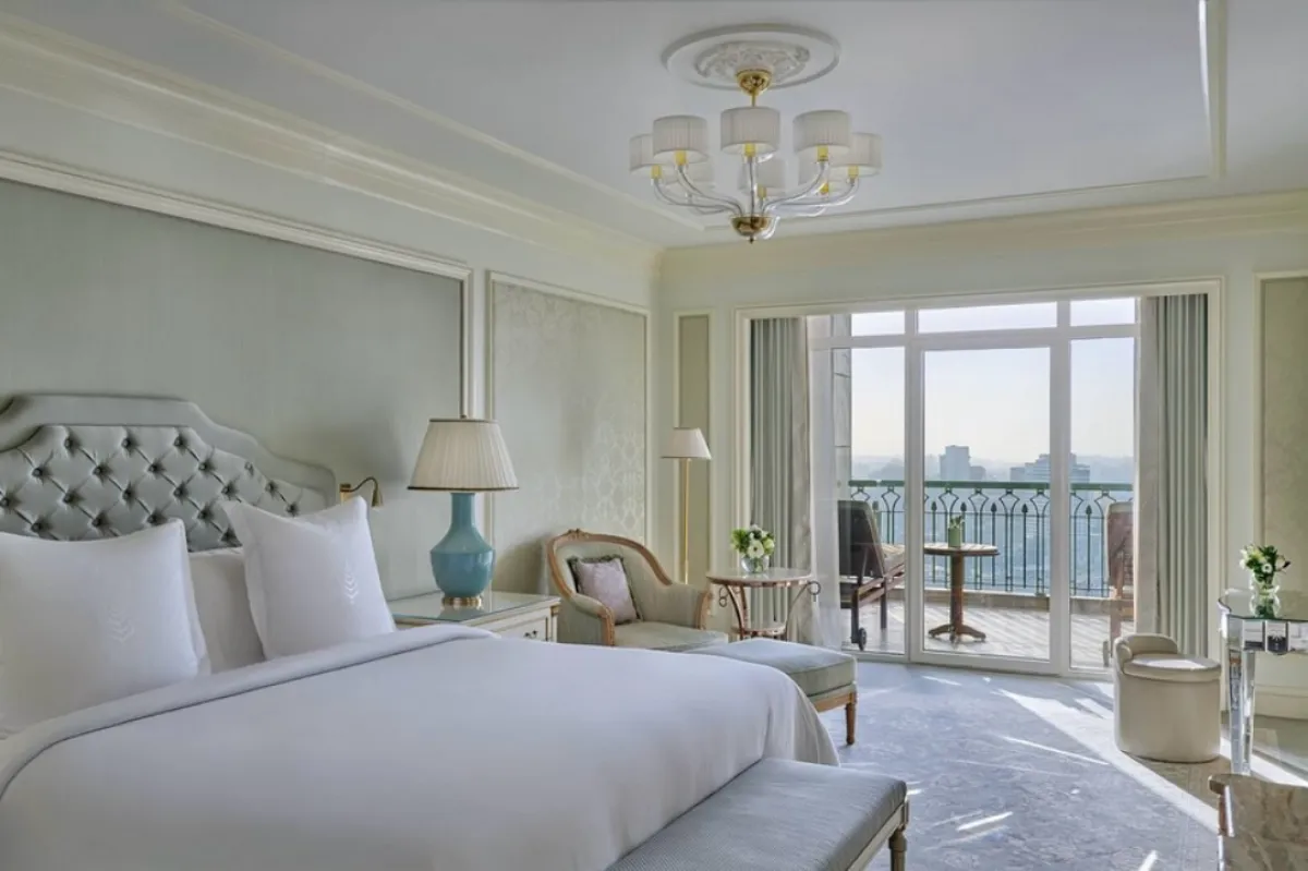 غرفة جذابة في فور سيزونز نايل بلازا (الصورة من صفحة fscaironp الرسمية على إنستغرام) 