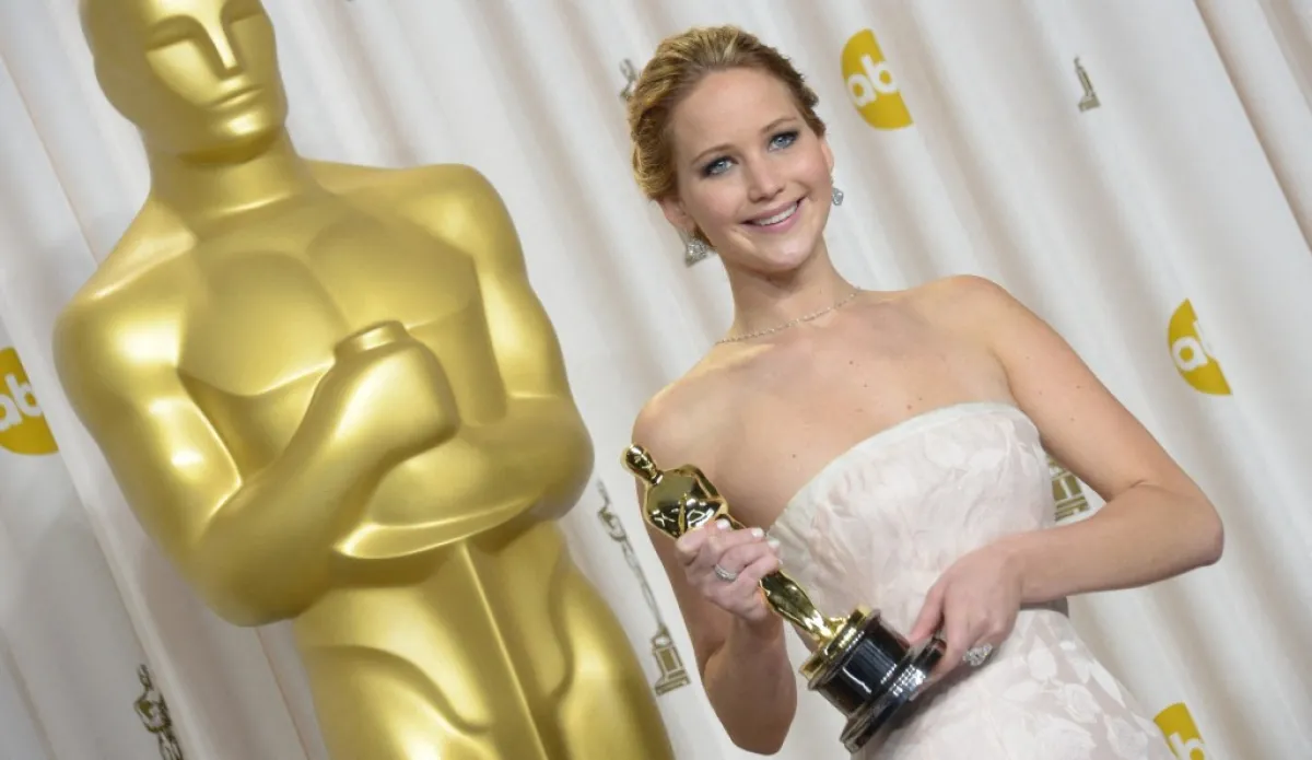 جينيفر لورانس Jennifer Lawrence تتسلم جائزة الأوسكار عام 2023 عن فيلم Silver Linings Playbook  - مصدر الصورة JOE KLAMAR / AFP