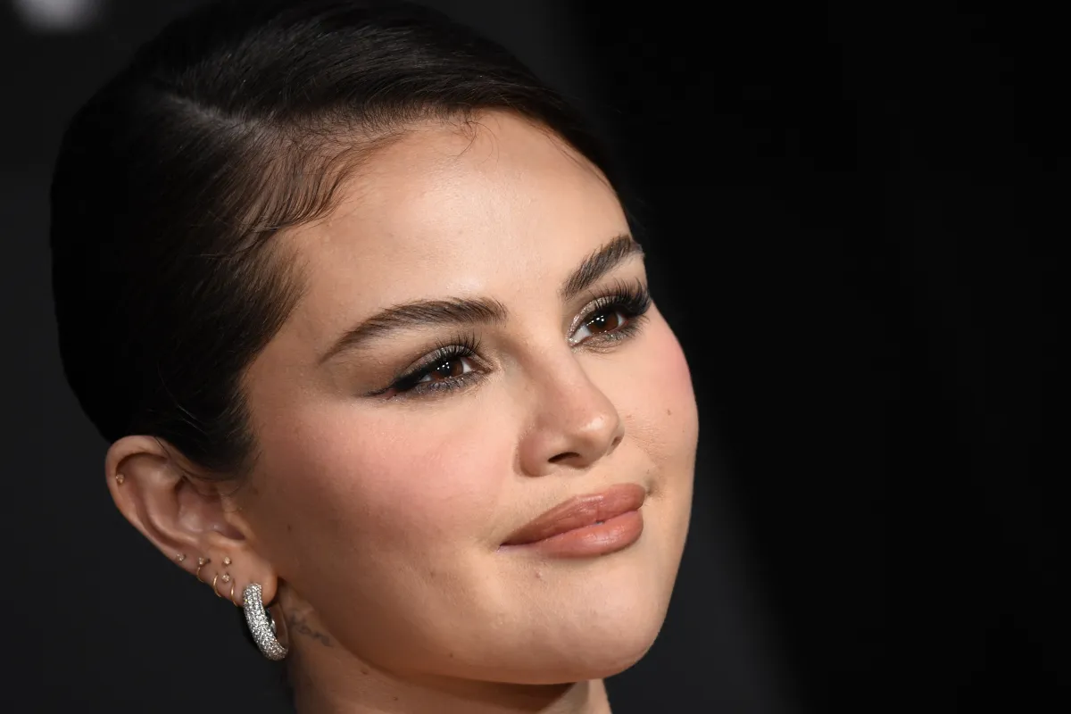 سيلينا غوميز في حفل توزيع جوائز مهرجان بالم سبرينغز السينمائي الدولي في بالم سبرينغز (Selena Gomez at the Palm Springs International Film Festival Awards in Palm Springs). مصدر الصورة: VALERIE MACON / AFP