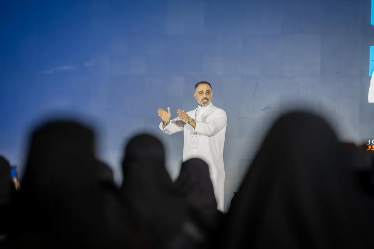 الكاتب وصانع المحتوى الكويتي فارس عاشور خلال حديثه في معرض الكتاب الدولي للكتاب. الصورة من المركز الإعلامي للمعرض