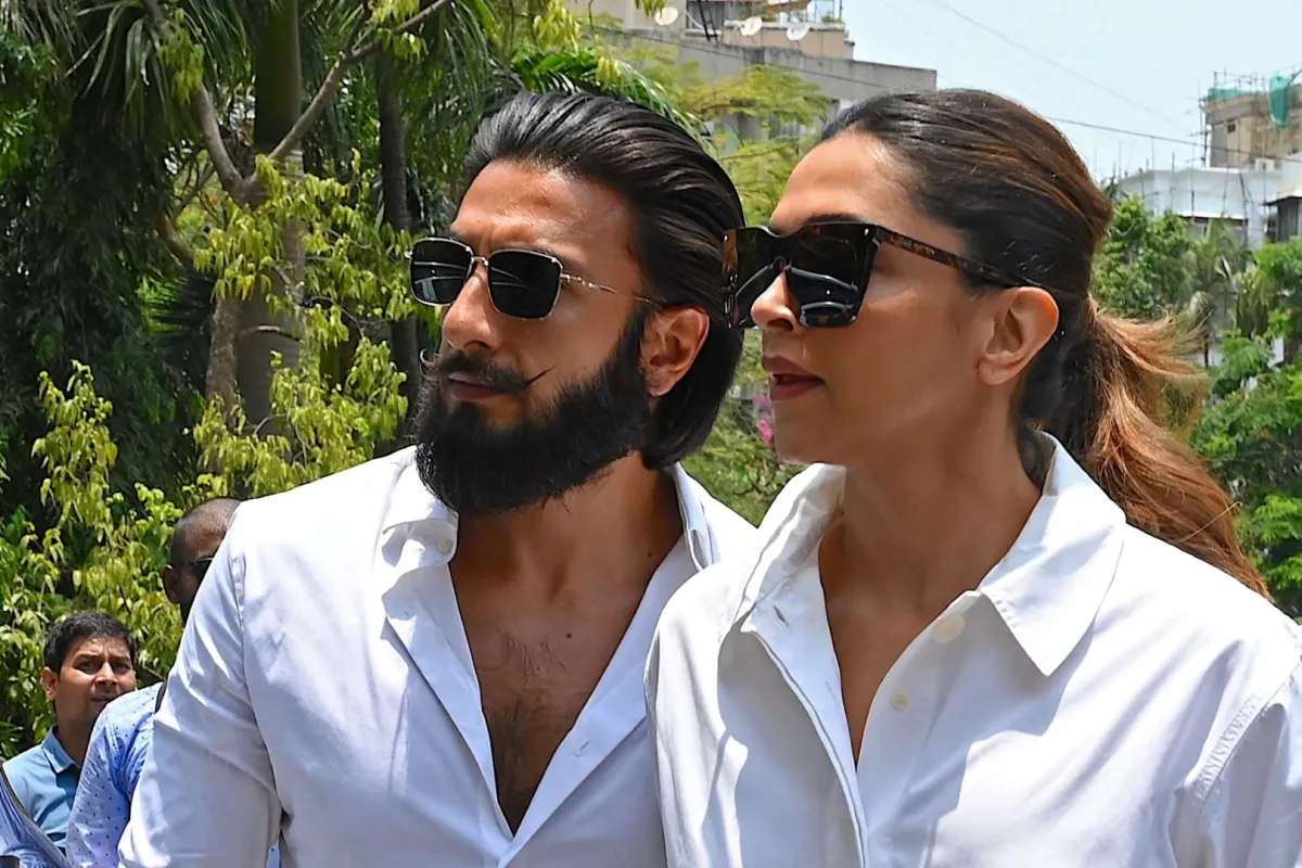 رانفير سينغ وديبيكا بادوكون في مومباي (Ranveer Singh and Deepika Padukone in Mumbai). مصدر الصورة: SUJIT JAISWAL / AFP