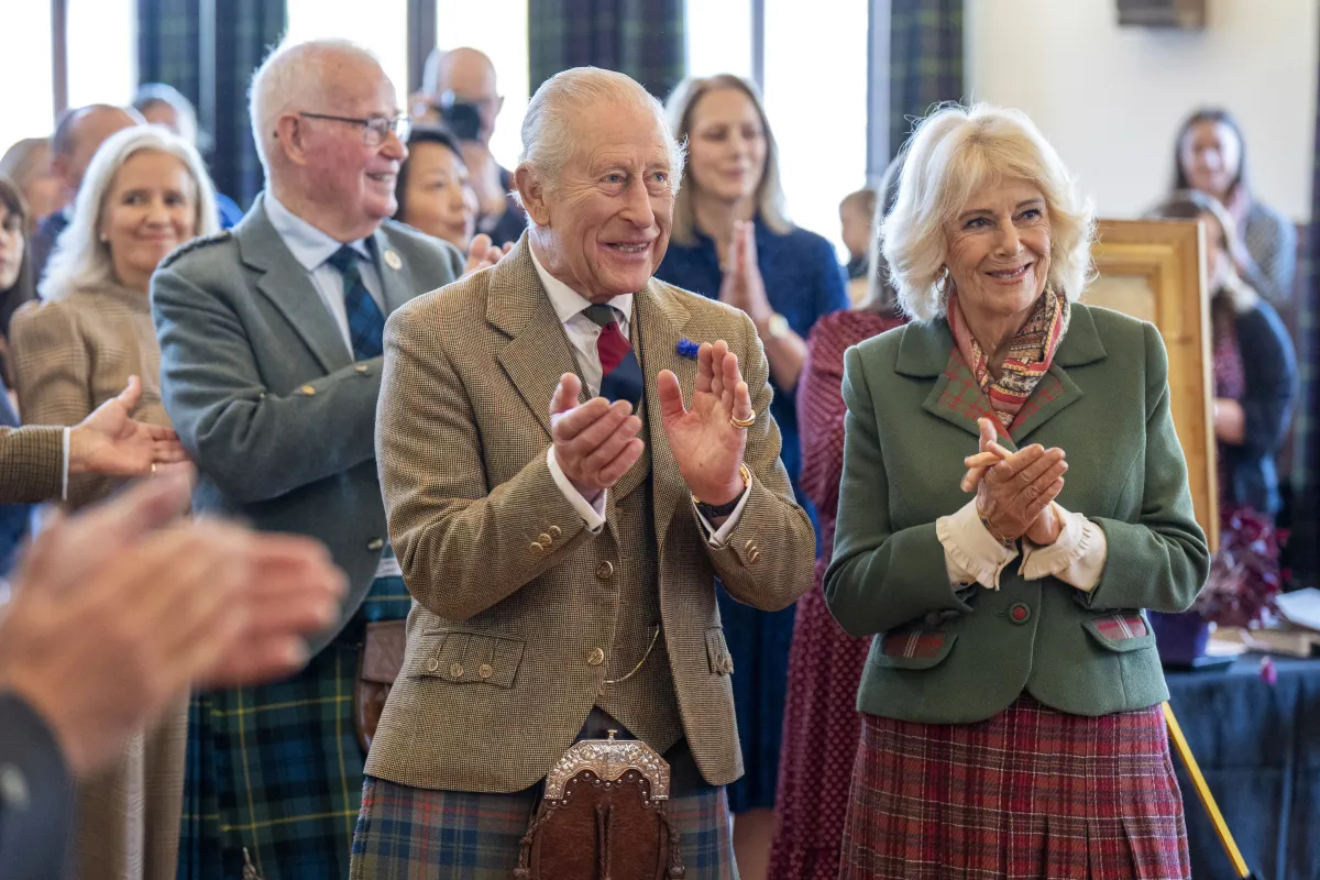 الملك تشارلز والملكة كاميلا خلال زيارتهما قاعة ألبرت هول  Britain's King Charles and Britain's Queen Camilla  applaud as they watch a performance during a visit to The Albert Hall (Photo by Jane Barlow / POOL / AFP)