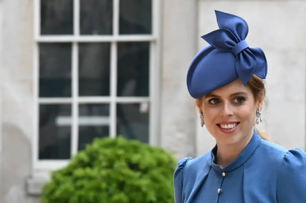 الأميرة بياتريس في احتفالات اليوبيل البلاتيني للملكة إليزابيث الثانية Princess Beatrice at Queen Elizabeth II's Platinum Jubilee Relations. مصدر الصورة: Paul ELLIS / AFP