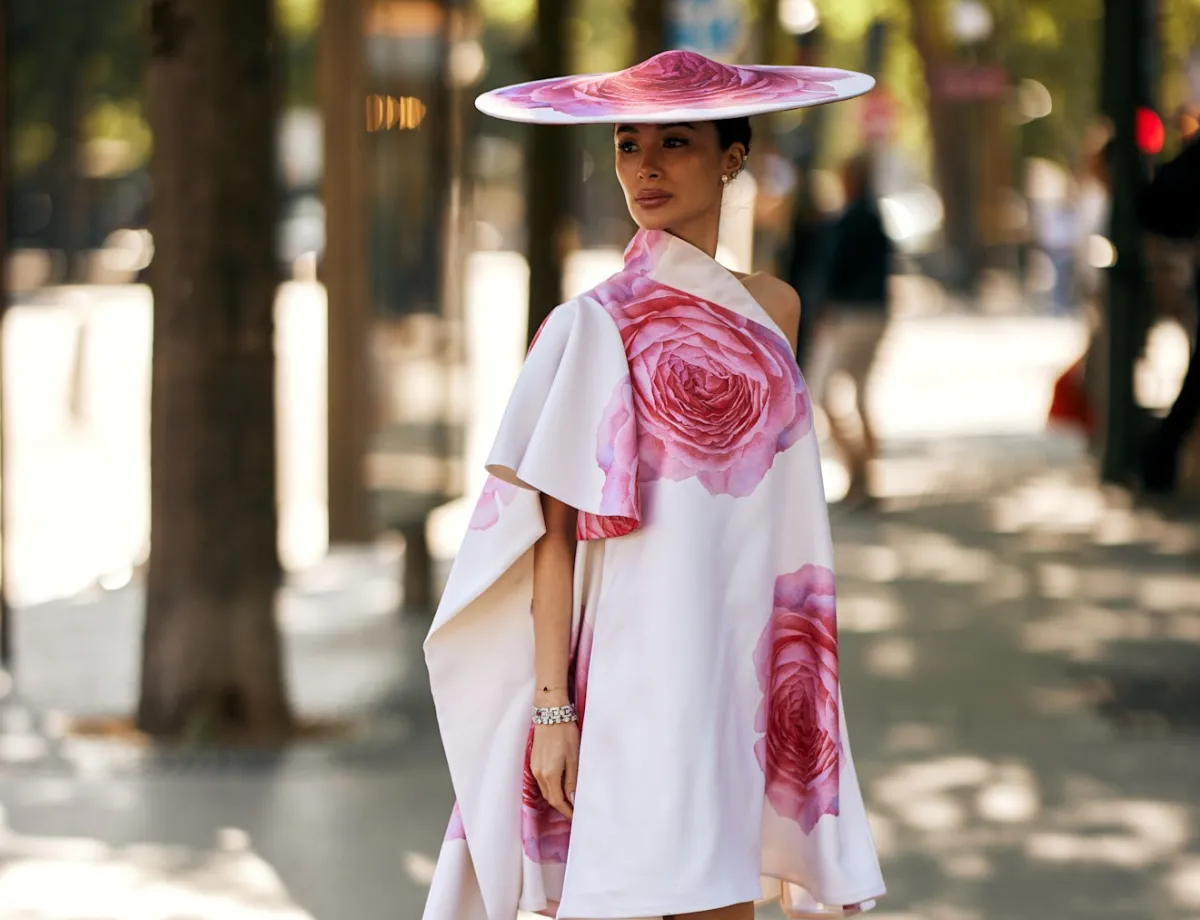 إطلالة ستريت ستايل بفستان أبيض مطبع بالورود- الصورة من Launchmetrics/Spotlight ©