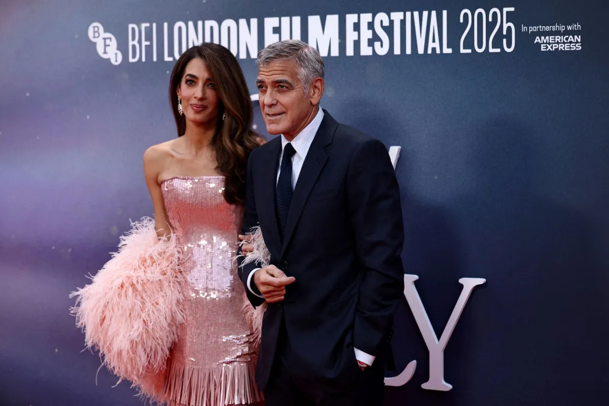 جورج كلوني وأمل كلوني George Clooney with his wife Amal Clooney من مهرجان لندن السينمائي الدولي. مصدر الصورة: HENRY NICHOLLS / AFP
