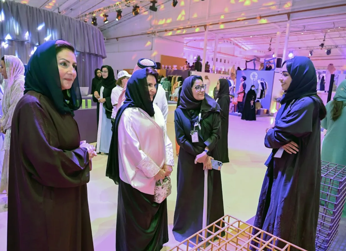 جولة الأميرة نورة بنت محمد والشيخة أفراح المبارك الصباح ورنا المرعي لأركان معرض مزولة