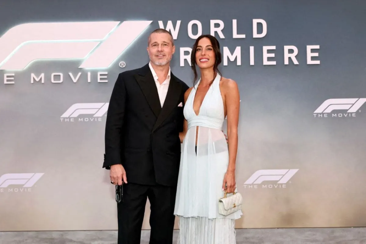 براد بيت Brad Pitt وإينيس دي رامون Ines de Ramon  في العرض العالمي الأول لفيلم F1 - مصدر الصورة: (Dimitrios Kambouris / GETTY IMAGES NORTH AMERICA / Getty Images via AFP)