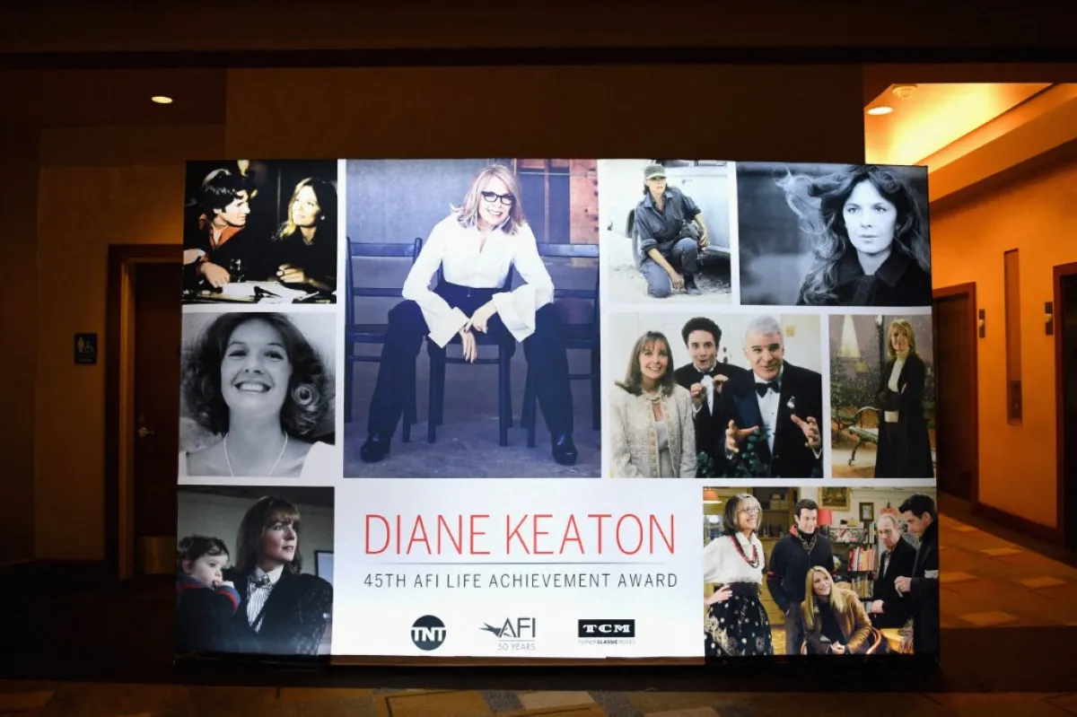 صور للممثلة ديان كيتون عُرضت في حفل تكريمها بجائزة الإنجاز مدى الحياة من معهد الفيلم الأمريكي في مسرح دولبي.(Emma McIntyre/Getty Images for Turner/AFP – Getty Images via AFP)