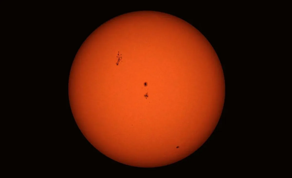 مرصد "نور الفلك" بالقصيم يرصد بقعًا شمسية كبيرة ويتوقّع توهّجات متوسطة التأثير