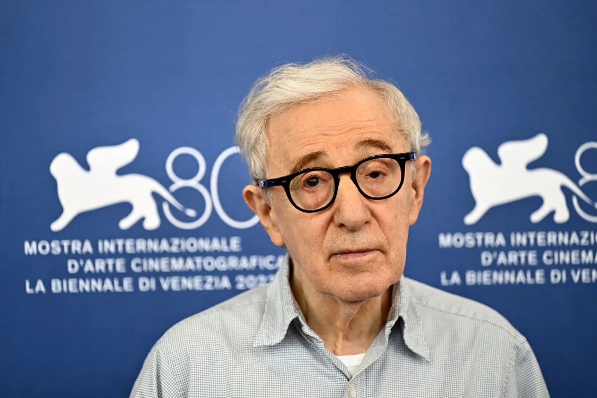 وودي آلن Woody Allen في مهرجان فينيسيا السينمائي 2025. مصدر الصورة: GABRIEL BOUYS / AFP