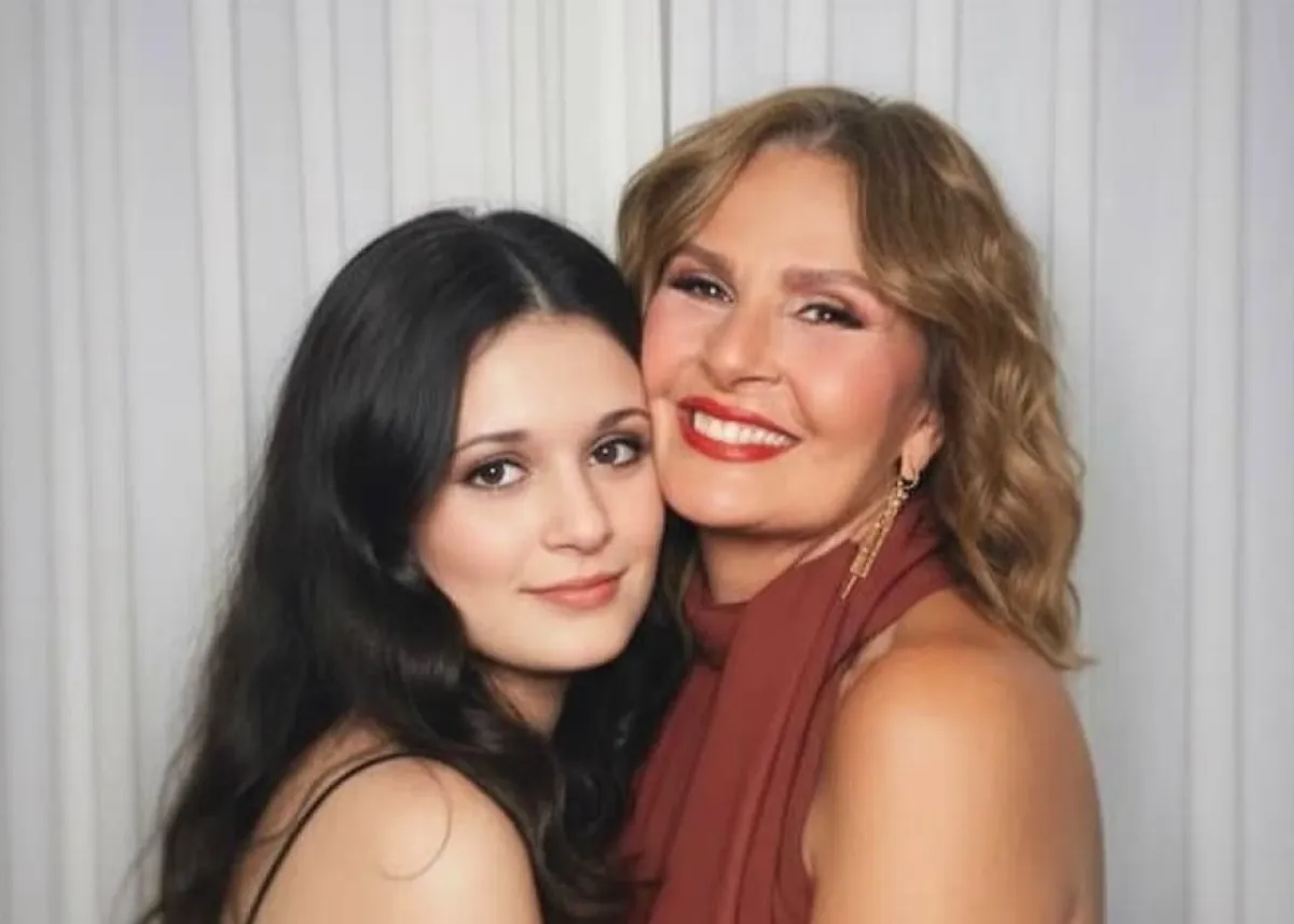 يسرا مع صورتها بمرحلة الشباب باستخدام الذكاء الاصطناعي - الصورة من حساب يسرا على الفيس بوك