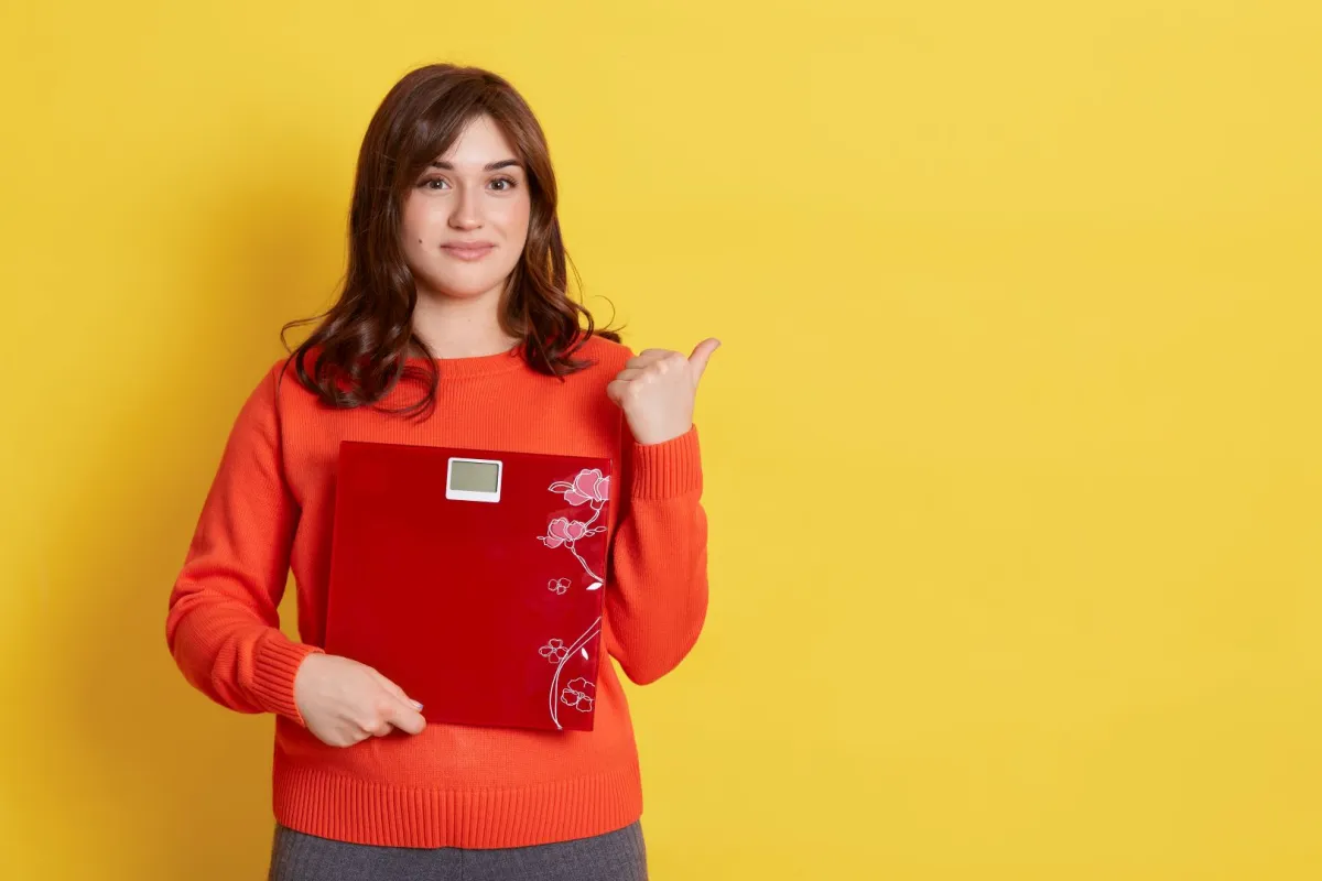 صورة تعبر عن الحرص على الوزن المثالي أثناء الرضاعة