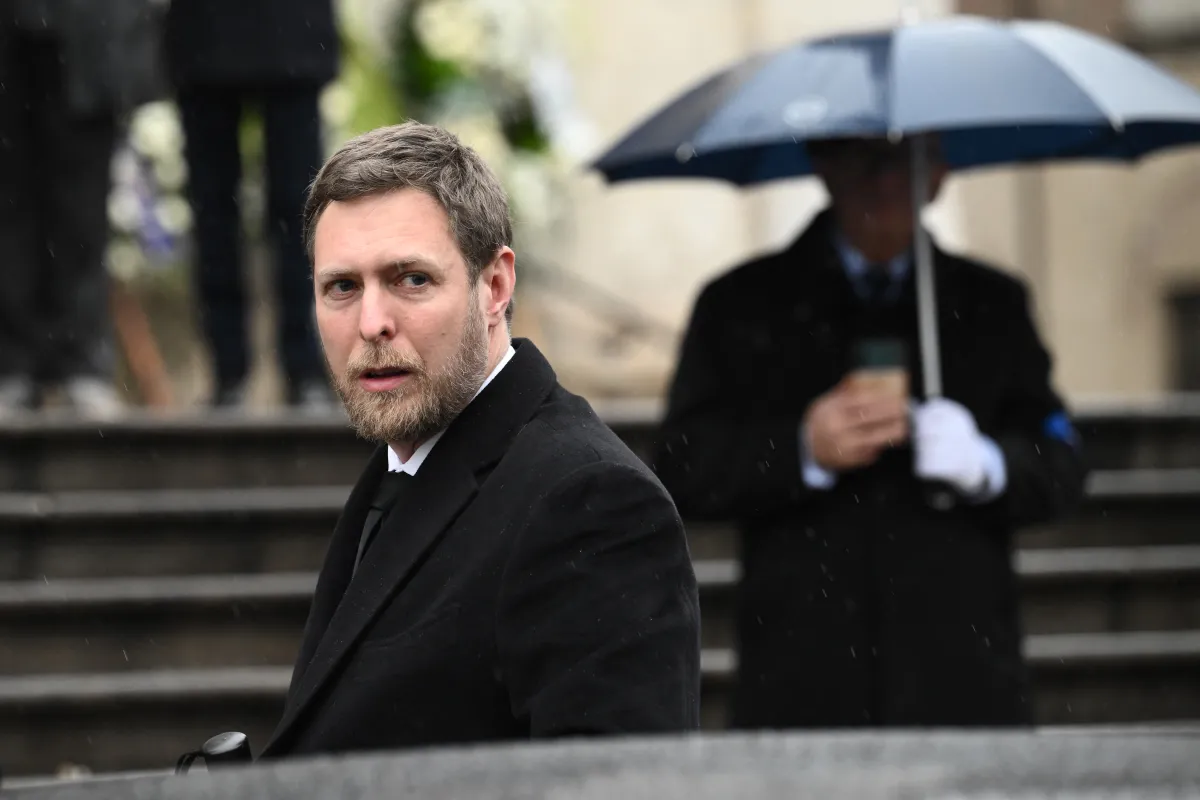 الأمير الألباني ليكا الثاني في كاتدرائية دومو ( Albanian Prince Leka II in the Duomo Cathedral ). مصدر الصورة:Marco BERTORELLO / AFP