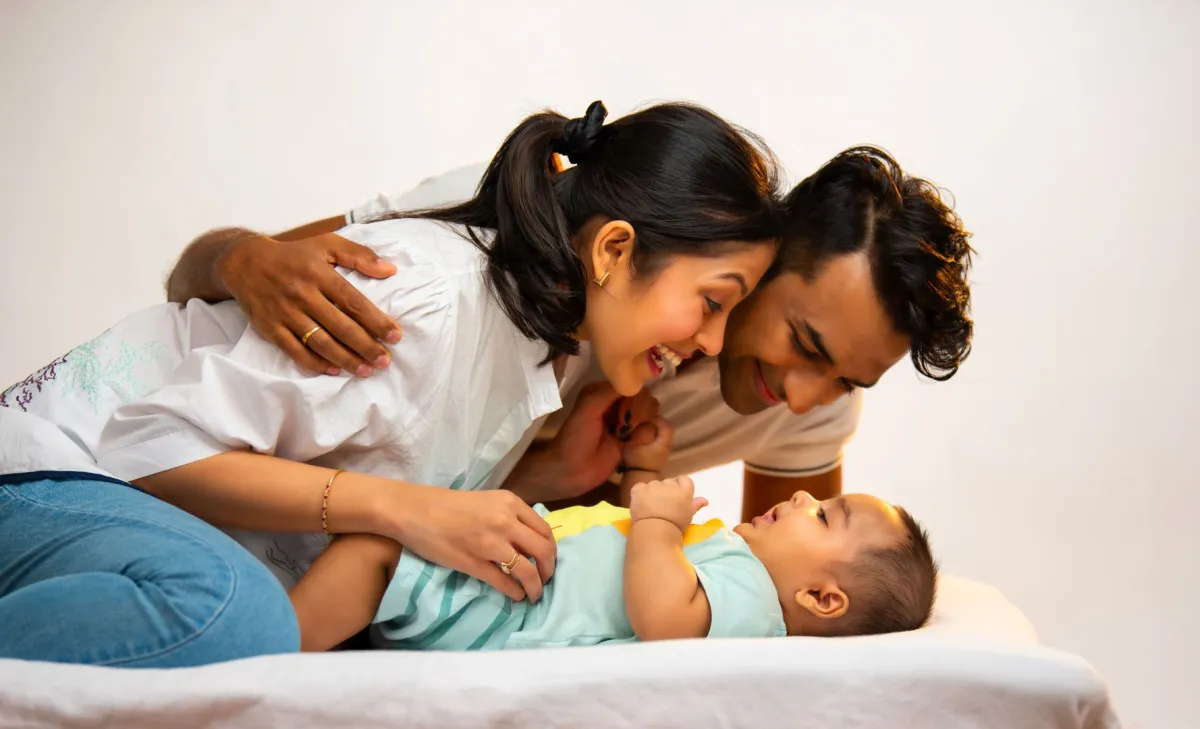 صورة أبوين يعتنيان بالطفل