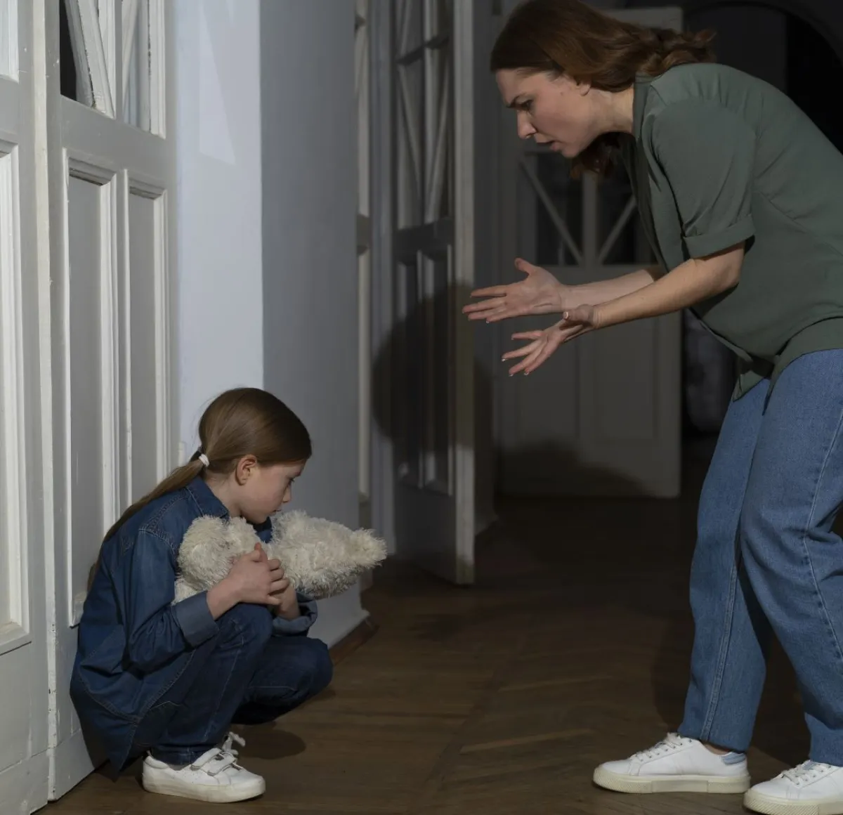 صورة لأحد صور العقاب السيئ للطفل