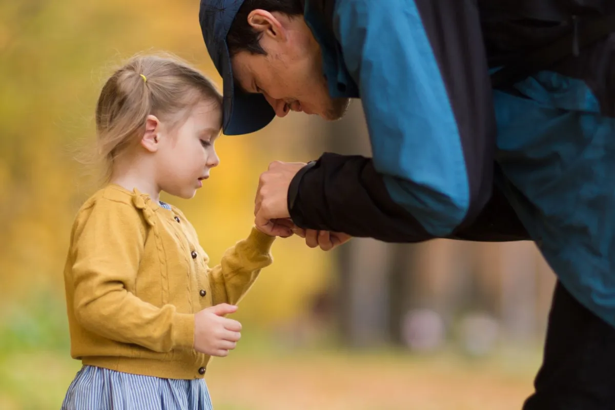 صورة تجسد المعتدي مع طفلة