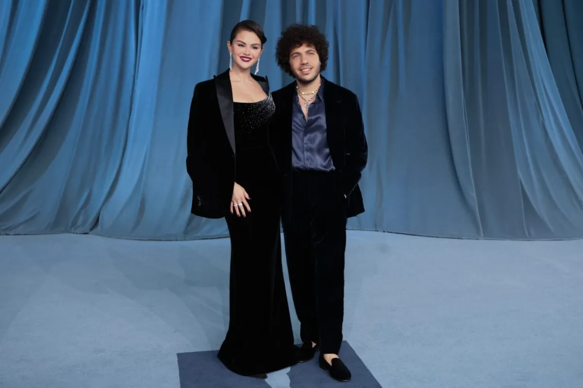 سيلينا غوميز وبيني بلانكو يحضران حفل متحف الأكاديمية (Selena Gomez and Benny Blanco attend the Academy Museum Gala). مصدر الصورة: VALERIE MACON / AFP