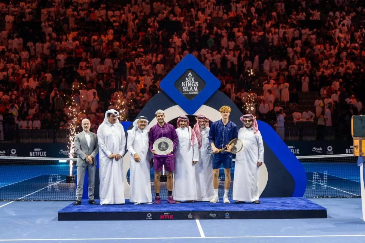 فاز النجم الإيطالي يانيك سينر، بلقب بطولة التنس العالمية "Six Kings Slam 2025"، بعد فوزه على غريمه الإسباني كارلوس ألكاراز