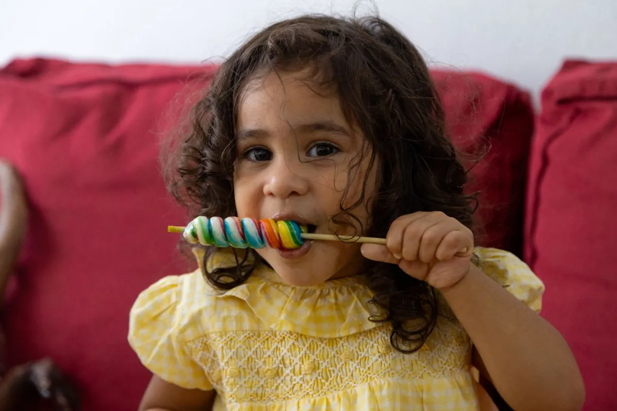 صورة طفلة تتناول الكاندي