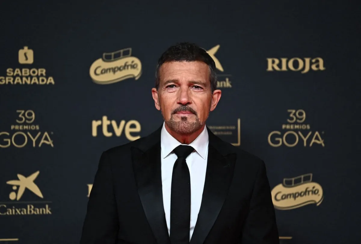 أنطونيو بانديراس في غرناطة، جنوب إسبانيا (Antonio Banderas in Granada, southern Spain). مصدر الصورة: JORGE GUERRERO / AFP