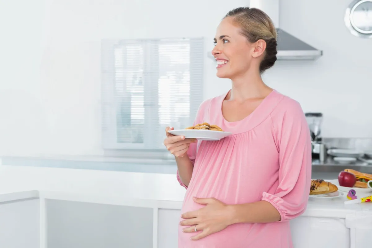 صورة حامل تأكل