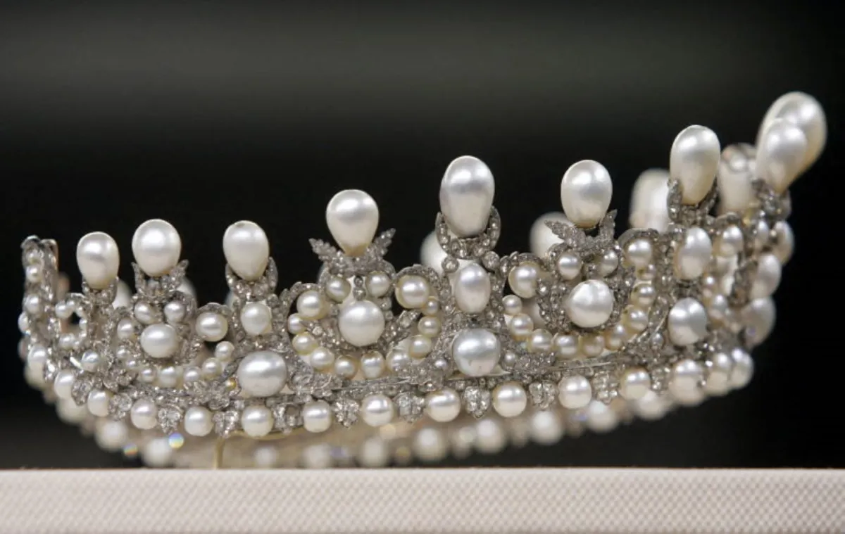 تاج الإمبراطورة أوجيني l'impératrice Eugénie. مصدر الصورة: JOEL ROBINE / AFP