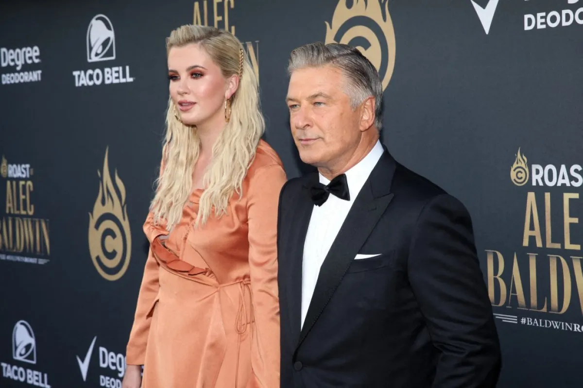 أيرلند بالدوين وإريك بالدوين في كاليفورنيا ( Ireland Baldwin and Alec Baldwin in California. ). مصدر الصورة: Jesse Grant / GETTY IMAGES NORTH AMERICA / Getty Images via AFP